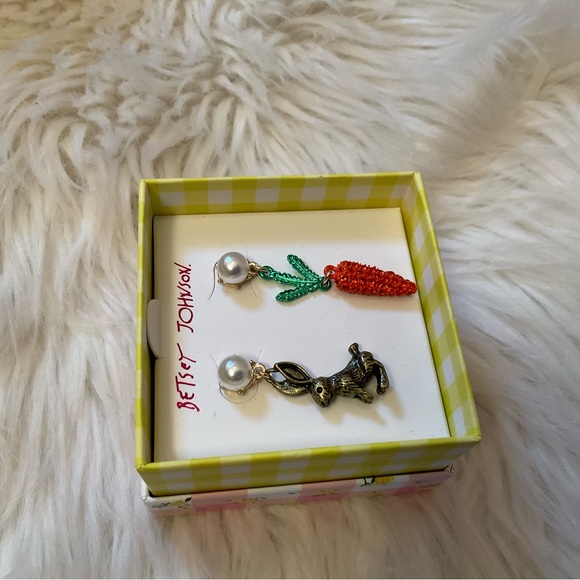 Betsey Johnson Mismatched Carrot & Bunny Drop Earrings - New in Box - Picture 6 of 9
